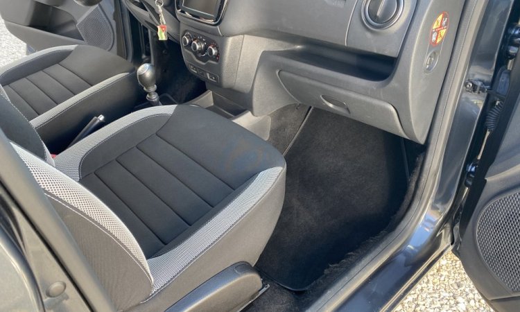 Nettoyage intérieur Dacia Dokker au domicile de la cliente à Bourgoin Jallieu