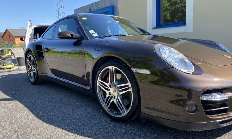 Nettoyage intérieur et extérieur d'une Porsche de direction à Corbas