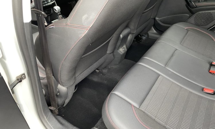 Nettoyage intérieur de ce PEUGEOT 2008 à Saint Quentin Fallavier 
