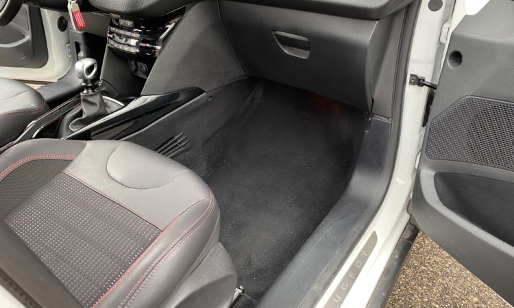 Nettoyage intérieur de ce PEUGEOT 2008 à Saint Quentin Fallavier 