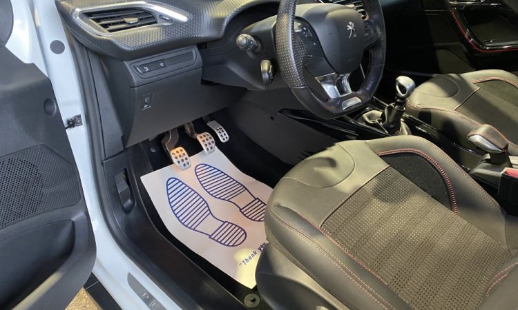 Nettoyage intérieur de ce PEUGEOT 2008 à Saint Quentin Fallavier 