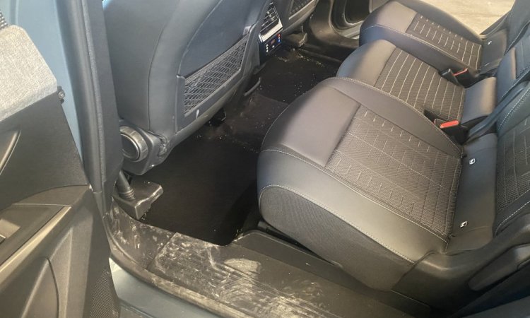 Nettoyage intérieur d'un nouveau Peugeot 5008