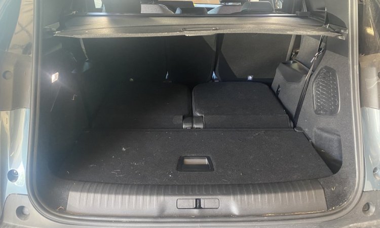 Nettoyage intérieur d'un nouveau Peugeot 5008