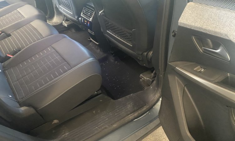 Nettoyage intérieur d'un nouveau Peugeot 5008