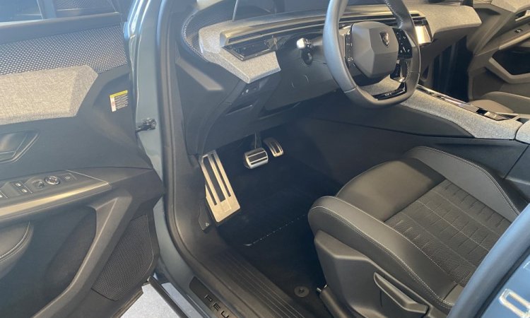 Nettoyage intérieur d'un nouveau Peugeot 5008