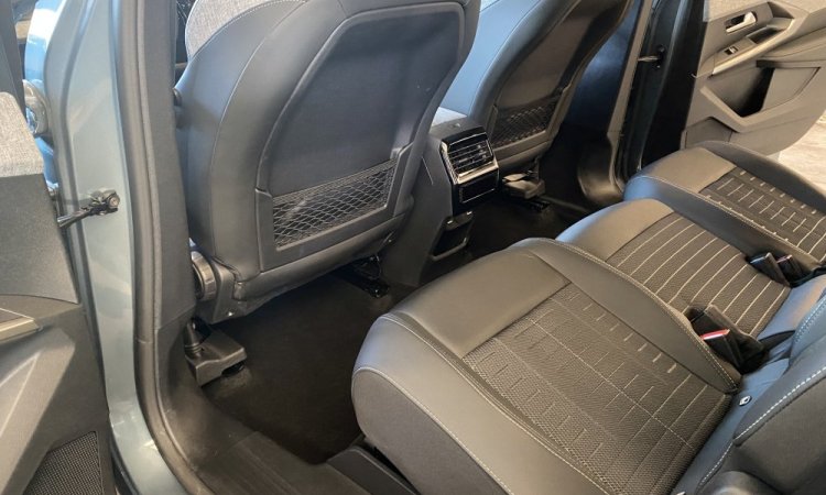 Nettoyage intérieur d'un nouveau Peugeot 5008