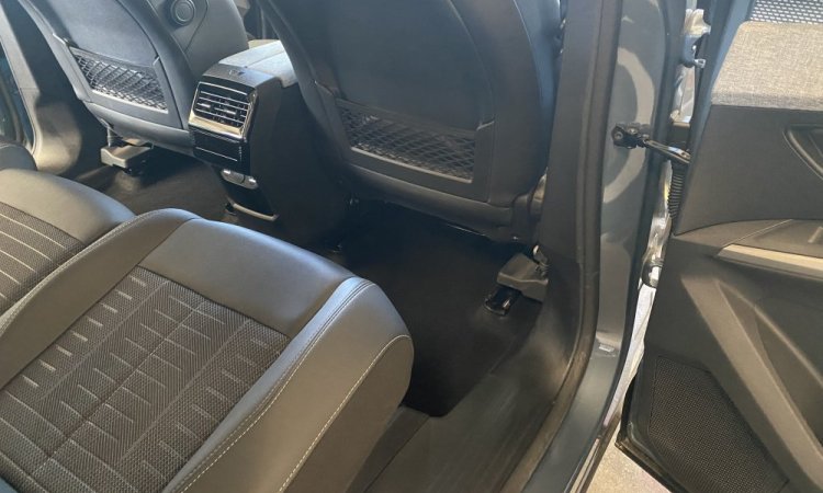 Nettoyage intérieur d'un nouveau Peugeot 5008