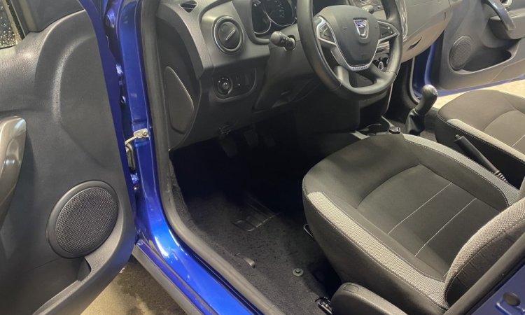 Nettoyage intérieur pour cette DACIA SANDERO à BOURGOIN-JALLIEU