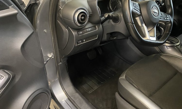Nettoyage intérieur d'un Nissan Juke à Corbas
