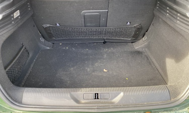 Nettoyage intérieur et extérieur pour cette PEUGEOT 308 à SAINT-PRIEST 