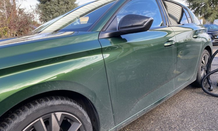 Nettoyage intérieur et extérieur pour cette PEUGEOT 308 à SAINT-PRIEST 