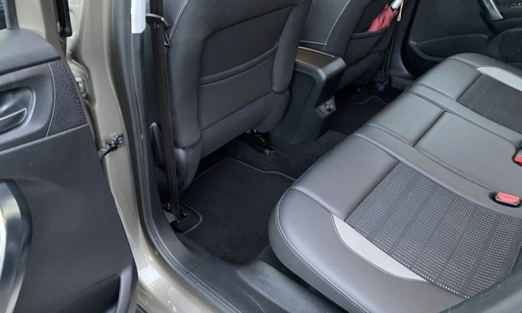 Nettoyage intérieur et extérieur PEUGEOT 2008 à Bourgoin-Jallieu