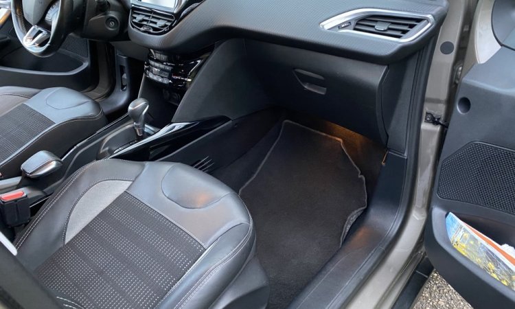 Nettoyage intérieur et extérieur PEUGEOT 2008 à Bourgoin-Jallieu