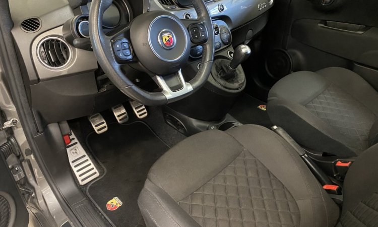 Nettoyage intérieur et extérieur de cette 500 ABARTH