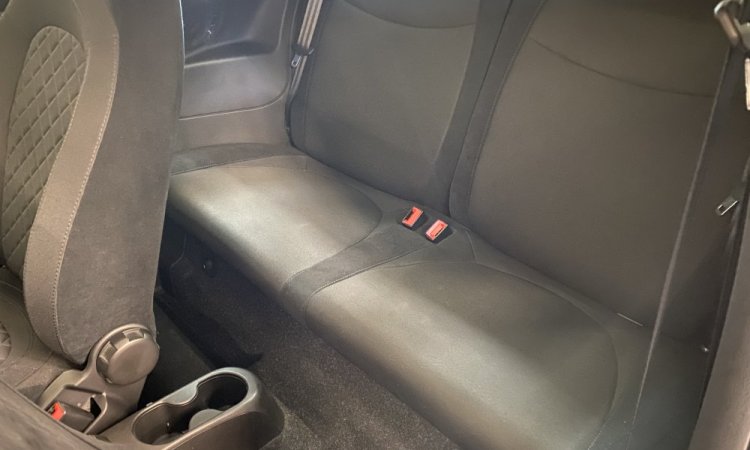 Nettoyage intérieur et extérieur de cette 500 ABARTH