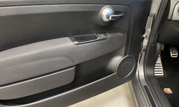 Nettoyage intérieur et extérieur de cette 500 ABARTH