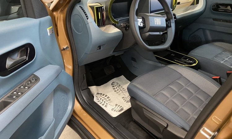 Nettoyage intérieur et extérieur pour cette FIAT PANDA à Saint Quentin Fallavier