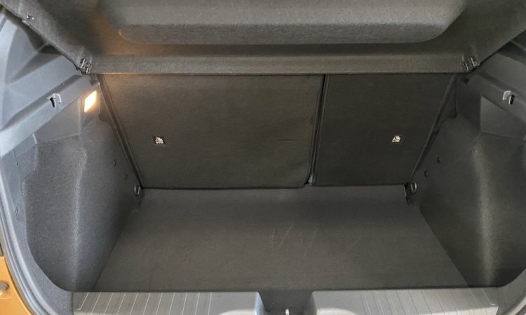 Nettoyage intérieur et extérieur pour cette FIAT PANDA à Saint Quentin Fallavier