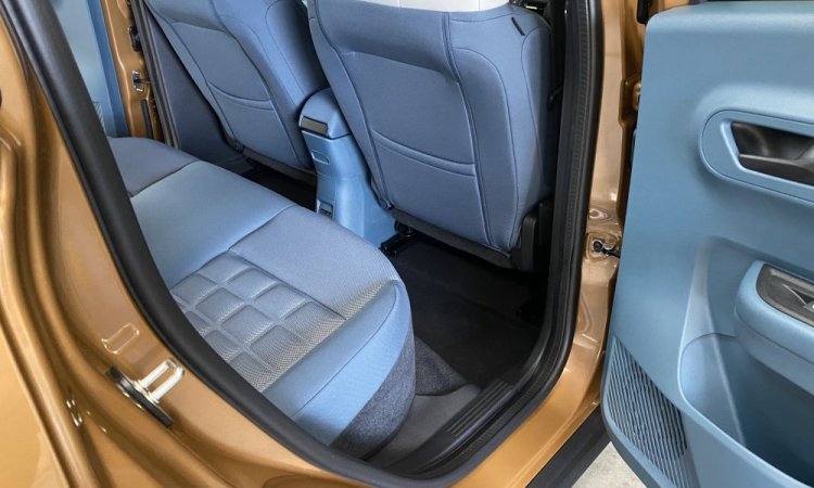 Nettoyage intérieur et extérieur pour cette FIAT PANDA à Saint Quentin Fallavier