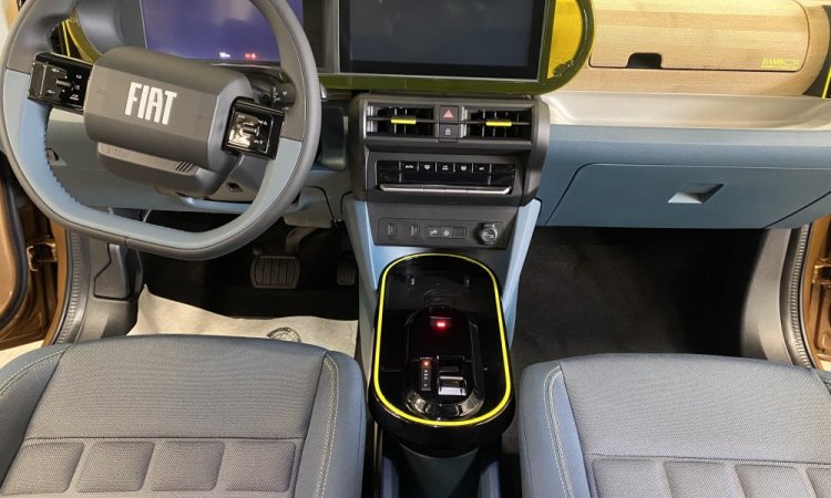 Nettoyage intérieur et extérieur pour cette FIAT PANDA à Saint Quentin Fallavier
