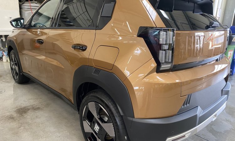 Nettoyage intérieur et extérieur pour cette FIAT PANDA à Saint Quentin Fallavier