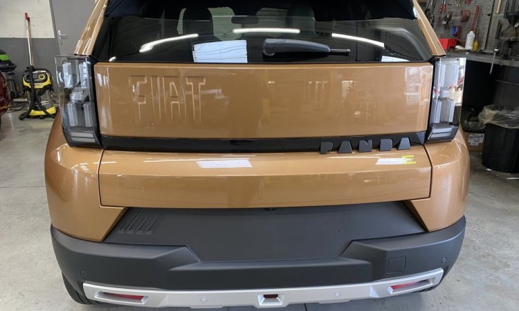 Nettoyage intérieur et extérieur pour cette FIAT PANDA à Saint Quentin Fallavier