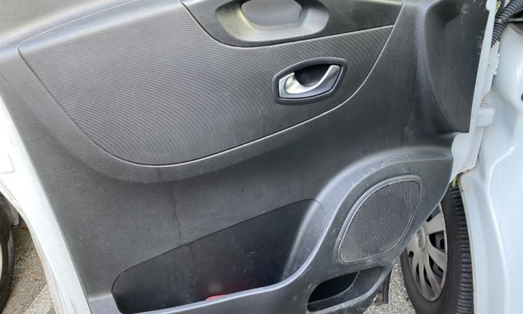 Nettoyage intérieur cabine NISSAN NV 300 à SAINT QUENTIN FALLAVIER