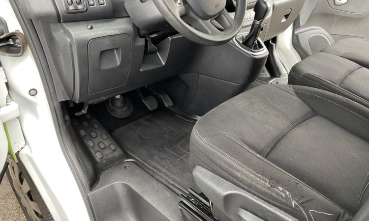 Nettoyage intérieur cabine NISSAN NV 300 à SAINT QUENTIN FALLAVIER