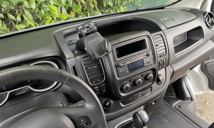 Nettoyage intérieur cabine NISSAN NV 300 à SAINT QUENTIN FALLAVIER