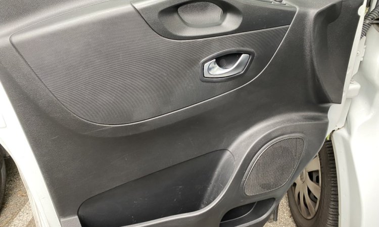 Nettoyage intérieur cabine NISSAN NV 300 à SAINT QUENTIN FALLAVIER