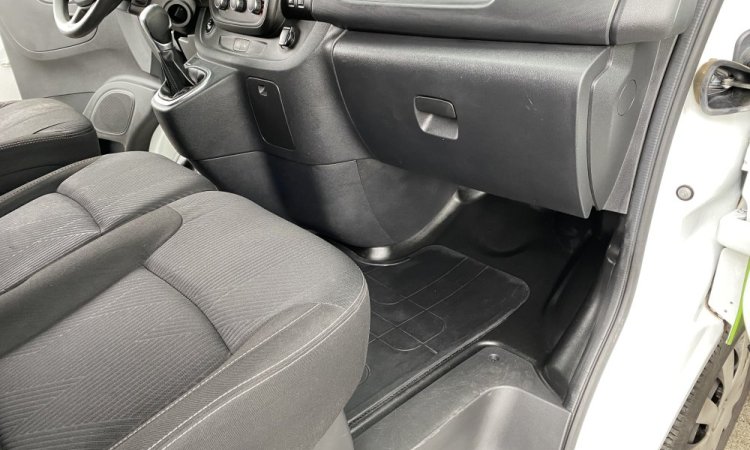 Nettoyage intérieur cabine NISSAN NV 300 à SAINT QUENTIN FALLAVIER