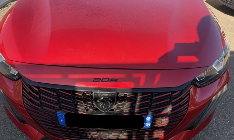 Nettoyage intérieur et extérieur pour cette PEUGEOT 208 à BOURGOIN-JALLIEU