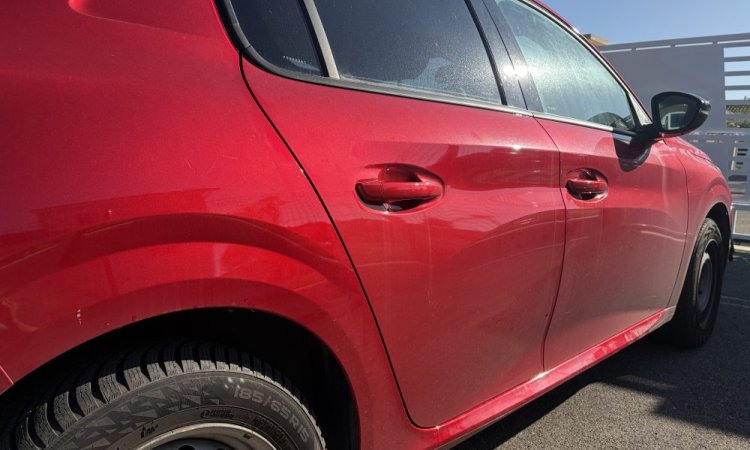 Nettoyage intérieur et extérieur pour cette PEUGEOT 208 à BOURGOIN-JALLIEU