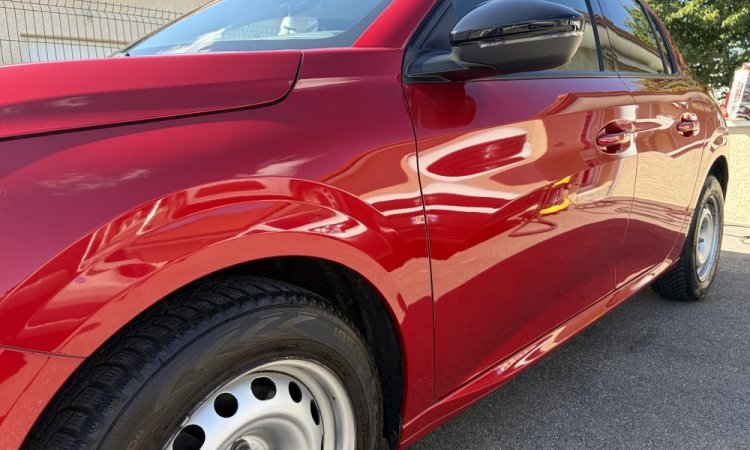 Nettoyage intérieur et extérieur pour cette PEUGEOT 208 à BOURGOIN-JALLIEU