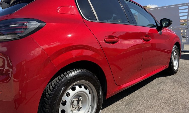 Nettoyage intérieur et extérieur pour cette PEUGEOT 208 à BOURGOIN-JALLIEU