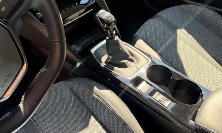 Nettoyage intérieur et extérieur pour cette PEUGEOT 208 à BOURGOIN-JALLIEU