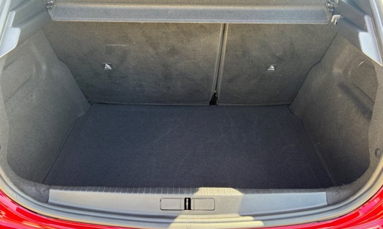 Nettoyage intérieur et extérieur pour cette PEUGEOT 208 à BOURGOIN-JALLIEU