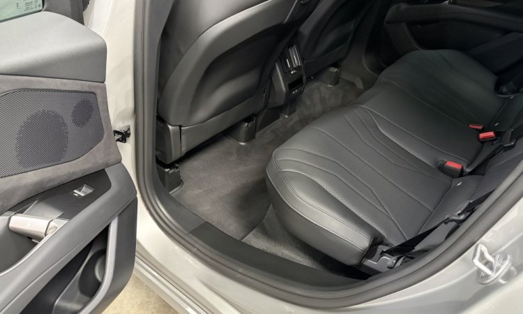 Nettoyage intérieur et extérieur de cette BMW iX3 à CORBAS