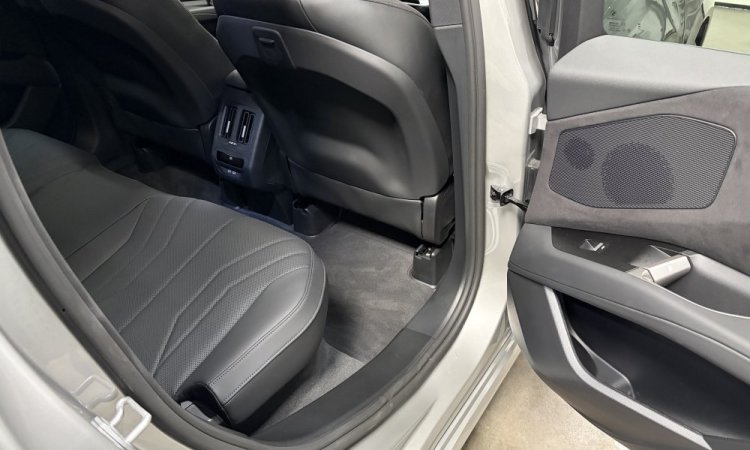 Nettoyage intérieur et extérieur de cette BMW iX3 à CORBAS