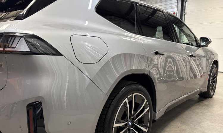 Nettoyage intérieur et extérieur de cette BMW iX3 à CORBAS