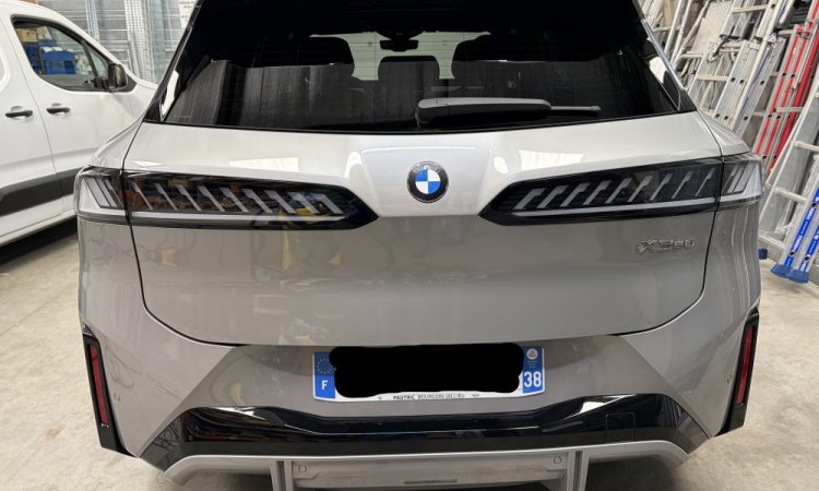 Nettoyage intérieur et extérieur de cette BMW iX3 à CORBAS