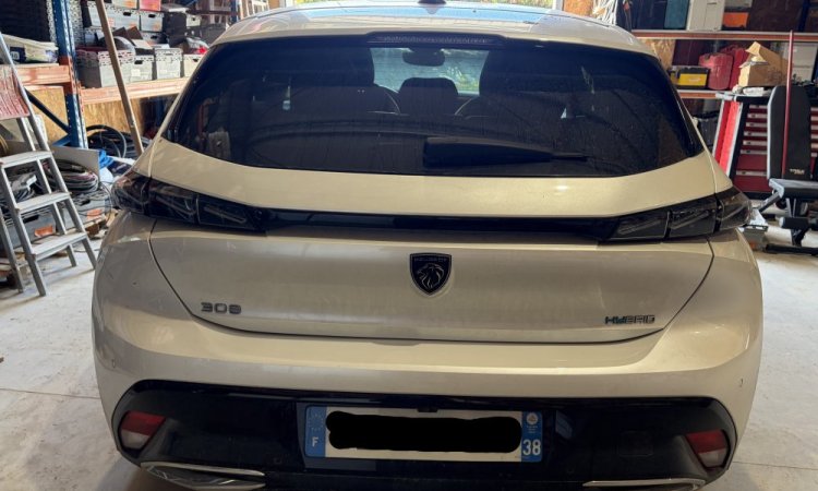 Nettoyage intérieur et extérieur de cette PEUGEOT 308 à BOURGOIN JALLIEU