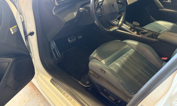Nettoyage intérieur et extérieur de cette PEUGEOT 308 à BOURGOIN JALLIEU