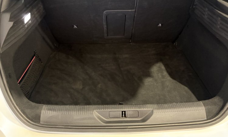Nettoyage intérieur et extérieur de cette PEUGEOT 308 à BOURGOIN JALLIEU