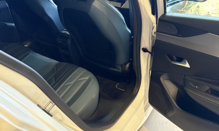 Nettoyage intérieur et extérieur de cette PEUGEOT 308 à BOURGOIN JALLIEU