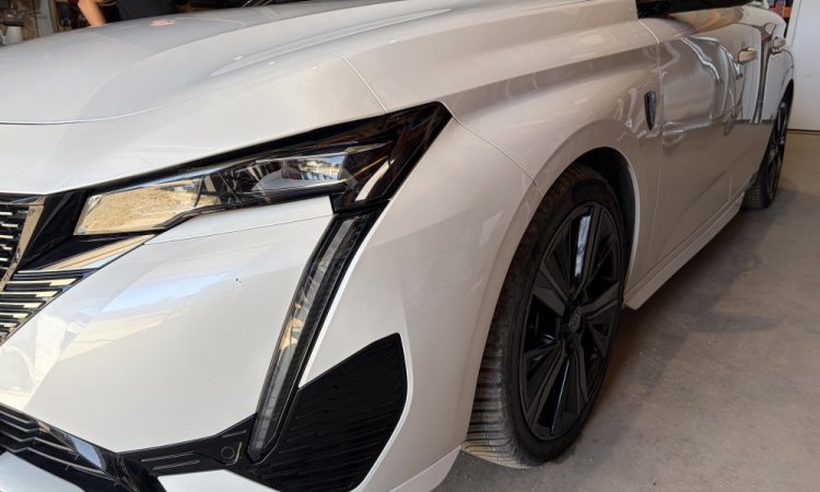 Nettoyage intérieur et extérieur de cette PEUGEOT 308 à BOURGOIN JALLIEU