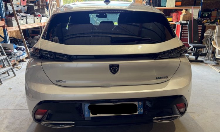 Nettoyage intérieur et extérieur de cette PEUGEOT 308 à BOURGOIN JALLIEU