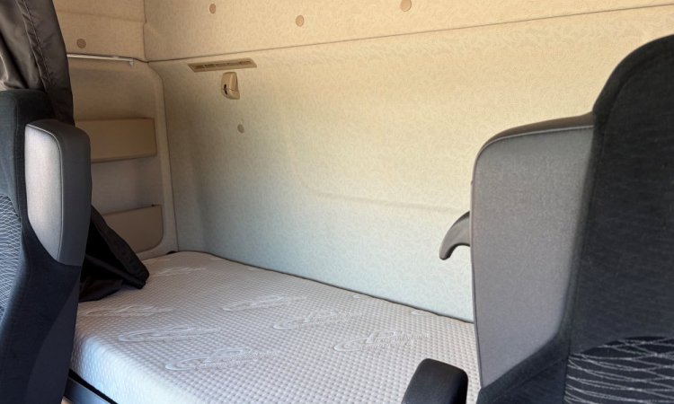 Nettoyage complet intérieur double cabine POIDS-LOURD à BOURGOIN JALLIEU