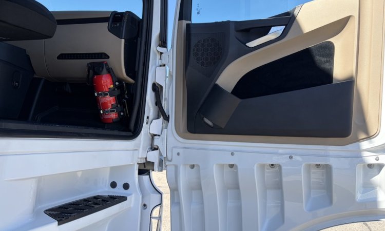 Nettoyage complet intérieur double cabine POIDS-LOURD à BOURGOIN JALLIEU