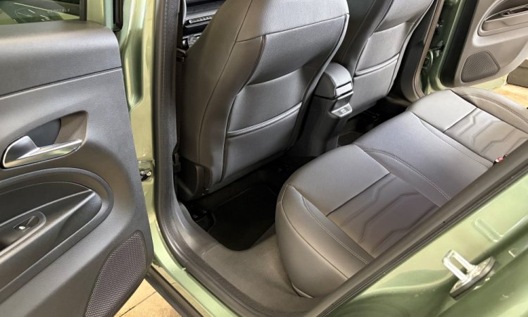 Préparation nouveau JEEP AVENGER avant livraison client à BOURGOIN-JALLIEU